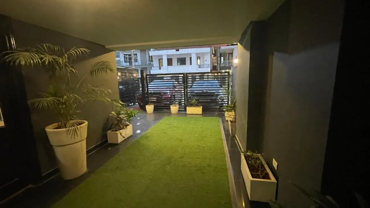 Saltstayz Express - Golf Course Road & Dlf Phase-1 Gurgaon 4*,  India
