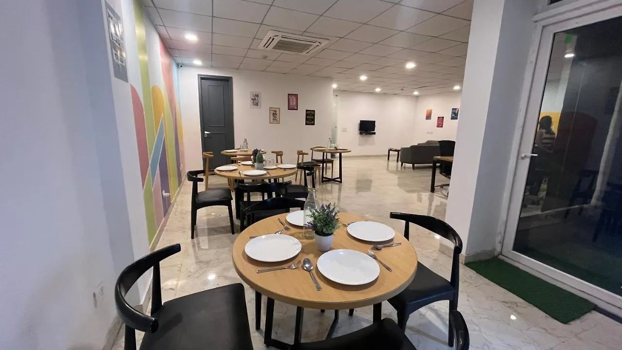 Hotel Saltstayz Express - Golf Course Road & Dlf Phase-1 Gurgaon